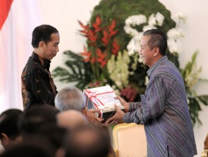 Presiden Jokowi dan Ketua BPK dalam acara penyerahan Laporan Hasil Pemeriksaan BPK atas LKPP Tahun 2016, di Istana Bogor, Jawa Barat, Selasa (23/5) pagi. (Foto: Humas/Agung)