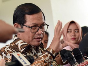 Sekretaris Kabinet (Seskab) Pramono Anung menjawab pertanyaan wartawan, di Kantor Presiden, Jakarta, Rabu (31/5) sore. (Foto: Humas/Rahmat).