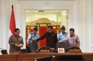 Presiden Jokowi didamping Wapres Jusuf Kalla dan Seskab Pramono Anung, sebeluk memimpin rapat terbatas, di Kantor Presiden, Jakarta, Selasa (3/5) siang. (Foto: JAY/Humas) 