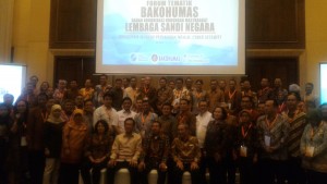 Gubernur DI Yogyakarta dan Kepala Lemsaneg berfoto bersama seluruh peserta Forum Tematik Bakohumas di Hotel Tentrem, Yogyakarta, Senin (15/5). (Foto: Humas/Edi)