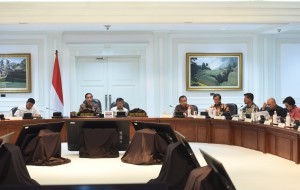 Governor of South Sulawesi Syahrul Yasin Limpo (third from left) attends a limited meeting led by President Jokowi, at the Presidential Office, Jakarta, on Tuesday (2/5) afternoon (Photo: JAY/PR)