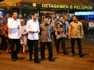 Presiden Jokowi didampingi Wakil Presiden Jusuf Kalla meninjau lokasi ledakan bom, di Kampung Melayu, Jakarta, Kamis (25/5) malam. (Foto: BPMI Setpres)