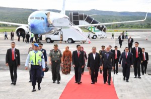 Presiden Jokowi dan Ibu Negara beserta rombongan transit di Aceh dalam perjalanan dari Riyadh, Arab Saudi, ke Jakarta, Senin (22/5) pagi. (Foto: BPMI Setpres)