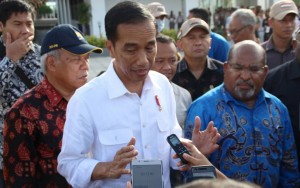 Presiden Jokowi menjawab pertanyaan wartawan usai meresmikan PLBN Skouw, di Distrik Muara, Jayapura, Papua, Selasa (9/5) siang. (Foto: Anggun/Humas)