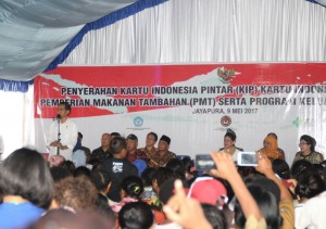 Presiden Jokowi didampingi Ibu Negara Iriana membagikan KIS, KIP, PMT, dan PKH di Skouw, Distrik Muara, Jayapura, Papua, Selasa (9/5). (Foto: Humas/Anggun)