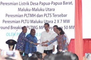 Presiden Jokowi saat meresmikan pembangkit listrik di Holtekamp, Distrik Muara Tami, Jayapura, Papua, Selasa (9/5). (Foto: Humas/Anggun)