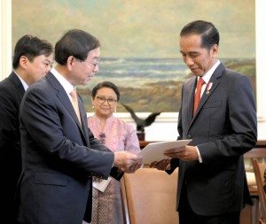 Presiden Jokowi menerima Wali Kota Seoul Park Won-soon selaku Utusan Khusus Presiden Republik Korea, Moon Jae-in, di Istana Kepresidenan Bogor, Jawa Barat, Selasa (23/5) sore. (Foto: Humas/Agung)