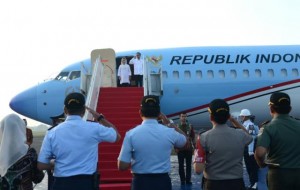 Presiden Jokowi sebelum keberangkatan kunjungan kerja ke beberapa provinsi, Sabtu (6/5). (Foto: BPMI)