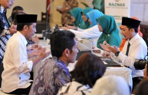 President Jokowi pays zakat to the BAZNAS employee at a counter at the State Palace, Jakarta, on Wednesday (14/6)