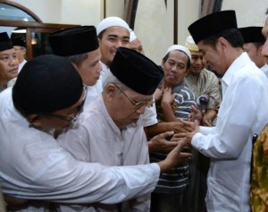 Presiden Jokowi melaksanakan salat Tarawih, di Masjid Al Muslimun, di Jalan Indraprasta, Kota Bogor, Jawa Barat, Kamis (1/6) malam.