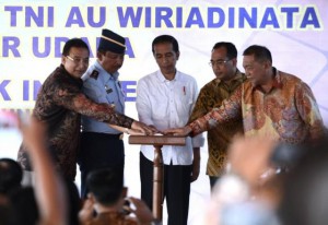 Presiden Jokowi turut mengikuti peresmian Bandara Lanud TNI Wiriadinata menjadi Bandara Umum di Tasikmalaya, Jawa Barat (10/6).