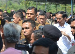 Warga antusias sambut kehadiran Presiden Jokowi dalam kunjungan kerja di Jawa Tengah, Sabtu (17/6). (Foto: Humas/Fitri).