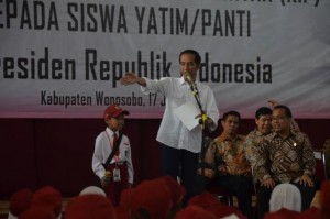 Presiden Jokowi melaksanakan pembagian KIP kepada siswa-siswi SD, SMP, SMA/SMK, di Gedung Sasana Adipura, Kabupaten Wonosobo, Sabtu (17/6). (Foto: Humas/Fitri).