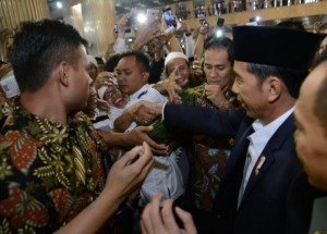 Warga antusias berjabat tangan dengan   Presiden Jokowi usai salat Idulfitri di Masjid Istiqlal, Jakarta, Minggu (25/6). (Foto: BPMI)