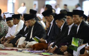 Presiden dan Wapres melaksanakan salat Hari Raya Idulfitri 1438 Hijriah, di Masjid Istiqlal, Jakarta Pusat, Minggu (25/6). (Foto: BPMI)