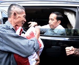 Presiden Jokowi membagikan paket sembako kepada warga yang ditemui di Kota Surakarta, Jawa Tengah, Rabu (28/7). (Foto: BPMI).
