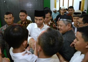 President Jokowi greets a young boy at the Jami Assaadah Mosque, Sentul, Bogor Regency, West Java, on Sunday (4/6) 