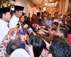 President Jokowi responds to reporters questions after a communal fast-breaking at the official residence of the House of Representatives (DPR) Speaker Setya Novanto, on Monday (5/6)