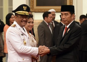 Presiden Jokowi memberikan ucapan selamat kepada Djarot Saiful Hidayat yang baru dilantiknya sebagai Gubernur DKI Jakarta, di Istana Negara, Kamis (15/6) pagi. (Foto: Rahmat/Humas)