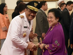 Presiden RI Kelima Megawati Soekarnoputri memberikan ucapan selamat kepada Djarot Saiful Hidayat yang baru dilantik sebagai Gubernur DKI Jakarta, di Istana Negara, Jakarta, Kamis (15/6) pagi. (Foto: Rahmat/Humas)