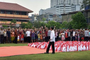 Antusiasme warga sambut Presiden Jokowi di Tambora, Jakarta Barat, Kamis (22/6). (Foto: Humas/Oji)