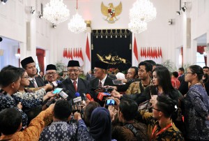 Anggota DKPP, Harjono menjawab pertanyaan wartawan usai pelantikan di Istana Negara, Jakarta, Senin (12/6). (Foto: Humas/Jay) 