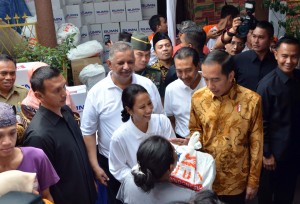 Presiden Jokowi melaksanakan pembagian bahan sembako di Penjaringan, Jakarta Utara, Selasa (13/6). (Foto: Humas/Jay)