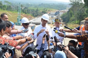 Presiden Jokowi saat menjawab pertanyaan wartawan usai Peninjauan Ruas Tol Bocimi Seksi I Ciawi-Cigombong, Cigombong, Kabupaten Bogor (21/6). (Foto: Humas/Jay) 