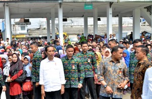 Presiden Jokowi membagikan paket sembako Ramadan di Terminal Cibadak, Kabupaten Sukabumi, Rabu (21/6). (Foto: Humas/JAY)