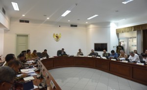 Gubernur Babel Erzaldi Rosman (sedang berbicara) mengikuti rapat terbatas yang dipimpin oleh Presiden Jokowi, di Kantor Presiden, Jakarta, Selasa (6/6) siang. (Foto: JAY/Humas) 