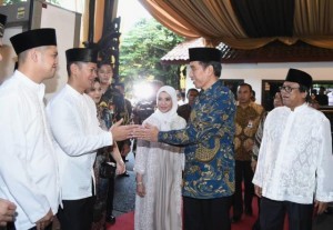 President Jokowi attends a communal fast-breaking at the Official Residence of the Regional Representatives Council (DPD) Speaker, Jakarta, Tuesday (6/6). 