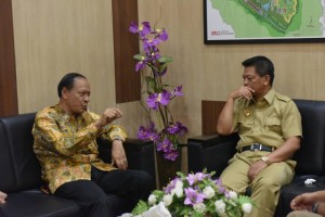 UKP Bidang PBM RI-Malaysia berbincang serius dengan Gubernur Kaltara, Irianto Lambri di Tanjung Selor, Bulunga,  Kaltara, Senin (12/6). (Foto: Humas/Dinda)