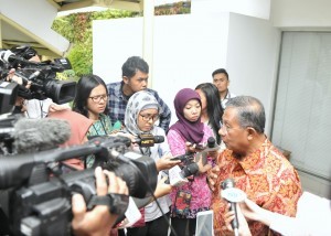 Coordinating Minister for the Economy responds to the journalists questions after a Limited Meeting at the Presidential Office, Jakarta, Tuesday (13/6) afternoon (Photo: PR/Deni)