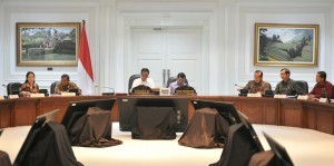 President Jokowi leads a Limited Meeting on Evaluation of the Implementation of National Strategic Projects and Priority Programs of Bali Province at the Presidential Office, Wednesday (14/6) afternoon (Photo: PR/Deni)