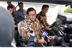 Usai ikuti acara di Kantor Presiden, Seskab Pramono Anung menjawab pertanyaan wartawan. 