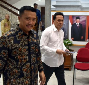 Menpora Imam Nahrawi dan Kepala Bekraf Triawan Munaf berjalan bersama sebelum menyampaikan konpers, usai rapat terbatas, di Kantor Presiden, Jakarta, Rabu (7/6) sore. (Foto: JAY/Humas)