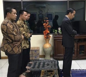 Presiden Jokowi menjadi imam salat Maghrib, setelah sebelumnya secara tiba-tiba berhenti di Pos Polisi KM10 Tol Jagorawi, Rabu (7/6) petang. (Foto: BPMI Setpres)