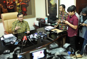 Seskab, Pramono Anung, menjelaskan kepada wartawan usai bertemu dengan Kepala UKP-PIP Yudi Latief, di ruang kerja Seskab, Jakarta, Jumat (9/6). (Foto: Humas/Agung)