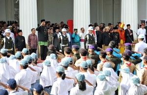 Presiden Jokowi mengikuti upacara Hari Lahir Pancasila di Gedung Pancasila, Kementerian Luar Negeri, Jakarta, Kamis (1/6) dengan khidmat. (Foto: Humas/Jay)