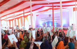 Presiden Jokowi menyerahkan sertifikat di Alun-alun Purwokerto, Kabupaten Banyumas, Jumat (16/6). (Foto: Humas/Oji)