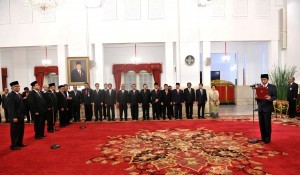 President Jokowi inaugurates seven members of the Election Organization Ethics Council (DKPP) for the period of 2017-2022 at the State Palace, Jakarta, Monday (12/6). (Photo by: Public Relations Division/Jay)