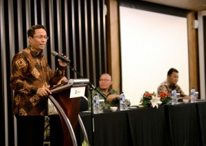 Deputy to the Cabinet Secretary for Cabinet Working Support Yuli Harsono delivers his remarks during the opening ceremony of a two-day paper-based TOEFL Preparation Short Course in Bandung, West Java, Thursday (13/7). (Photo by: Public Relations Division/Agung)