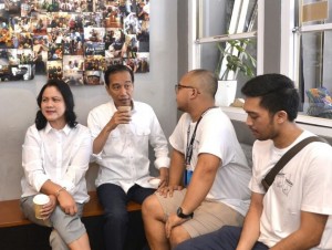 Presiden Jokowi dan Ibu Negara Iriana saat mampir di Kedai Kopi 'Tuku' di Jakarta, Minggu (2/7). (Foto: BPMI)