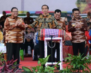 Presiden Jokowi saat menghadiri acara peringatan Hari Koperasi di Makassar, Rabu (12/7). 