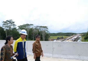 Presiden Joko Widodo meninjau pembangunan jalan tol Balikpapan - Samarinda, Kamis (13/7). (Foto: BPMI)