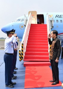 Presiden sebelum berangkat menuju Malang di Bandara Halim Perdanakusuma, Jakarta, Kamis (20/7). 