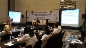 a speaker from the Directorate General of Electricity delivers a presentation at a Thematic Forum of the Governmental Public Relations Coordination Board (Bakohumas) of the Ministry of Energy and Mineral Resources, in Depok, West Java, on Thursday (20/7)