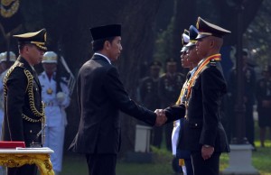 Presiden Joko Widodo menganugerahkan Adhi Makayasa kepada para Perwira pertama yang resmi dilantik di Halaman Istana Merdeka, Selasa (25/7) pagi. (Foto: Humas/Jay) 