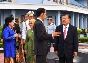 President Jokowi has a conversation with Vice President Jusuf Kalla, at Halim Perdanakusuma Air Force Base, Jakarta, before leaving Indonesia to Turkey and Germany, on Wednesday (5/7) morning (BPMI Setpres/ES)