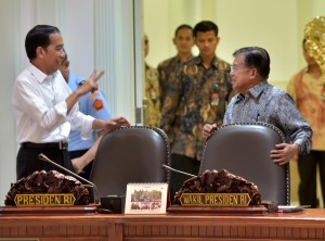 Presiden Jokowi dan Wapres Jusuf Kalla berbincang sebelum memimpin rapat terbatas di kantor Presiden, Jakarta, Rabu (26/7) siang. (Foto: Rahmat/Humas)
